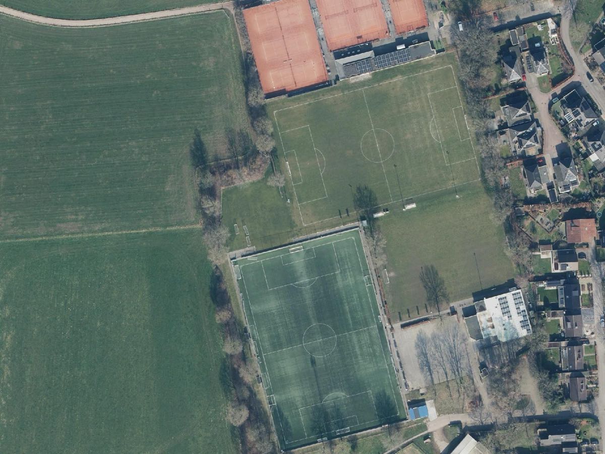 Luchtfoto van Sportpark 't Spölmink, met genummerde markeringen voor de velden